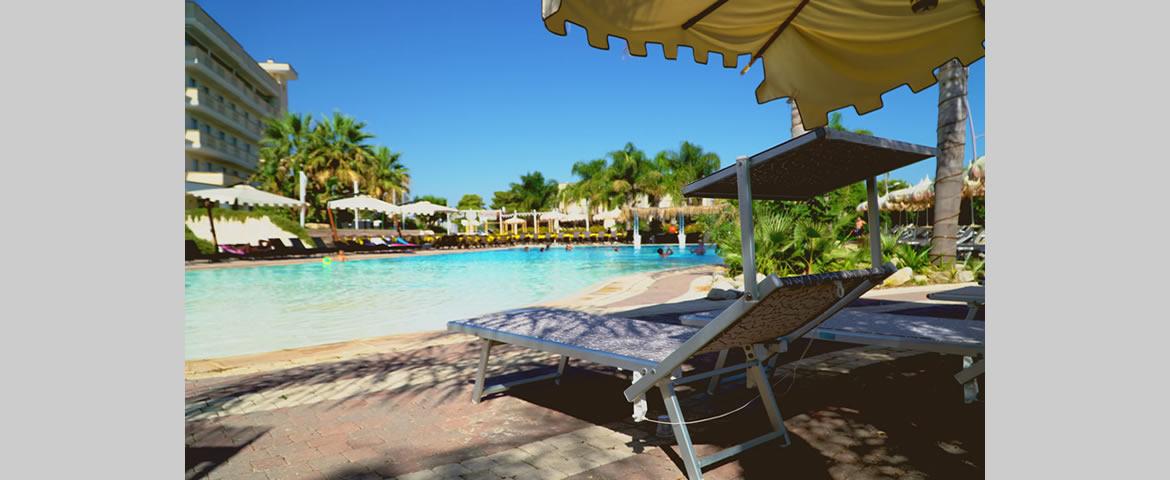 Piscina con solarium